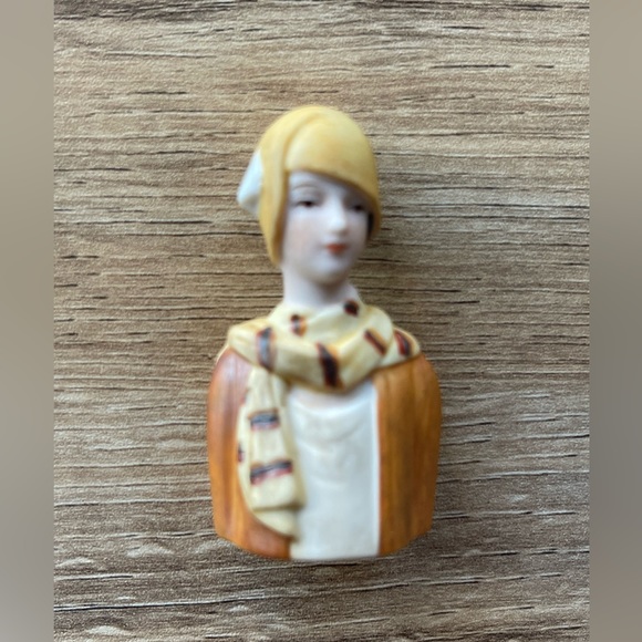 Vintage AVON American Fashion Silhouette Thimble Circa 1920’s Art Deco 1983 BOX! - Picture 3 of 5